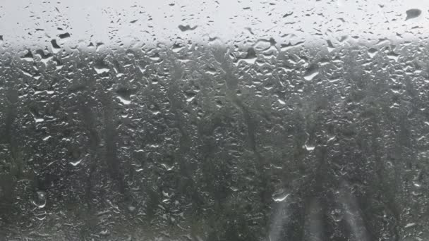 창문에 빗방울이 흘러내려 옵니다 비오는 구름낀 창문에는 내리고 가까이 유리에 — 비디오
