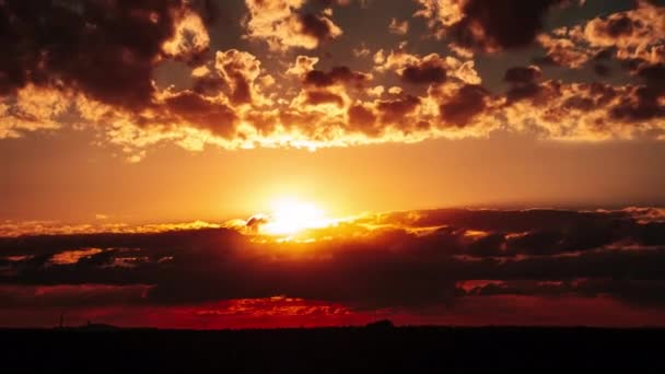 Timelapse Δραματικό Ηλιοβασίλεμα Στον Πορτοκαλί Ουρανό Μέσα Από Στρώματα Σύννεφα — Αρχείο Βίντεο