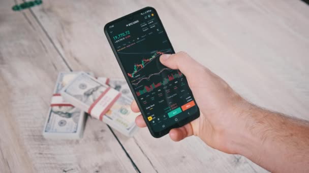 Crypto Trading Smartphone Uomo Affari Controllo Grafico Dei Prezzi Crypto — Video Stock