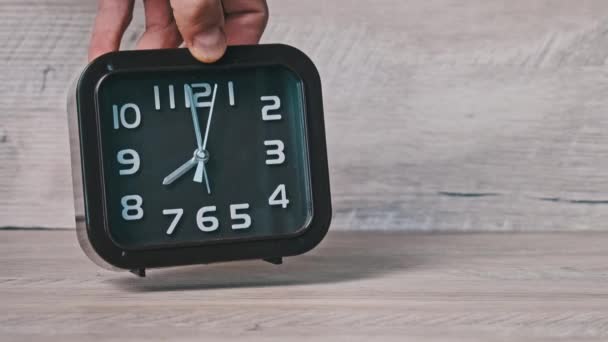 木製のテーブルのポインタクロックは 時間8クロックを示しています 2番目 時間の手を閉じると正方形の形の矢印茶色の時計 機械式現代時計 コンセプトスケジュール 早起き 毎日のルーチン — ストック動画