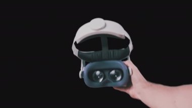 POV görevlisi alfa kanallı VR kulaklığı takıyor. Sanal gerçeklik gözlüğü takmak. Genç erkek eller sanal gerçeklik kaskını tutuyor. Meta-evrene daldırma artırılmış gerçeklik, metaevrene daldırma
