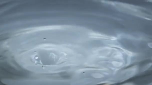 水滴以慢动作落在水面上 超大镜头 击中水面后 形成了分叉圆圈 液体表面张力的影响 240 Fps — 图库视频影像