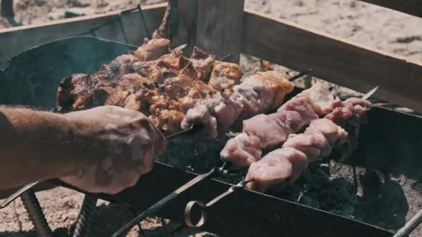 Barbecue Főzni Nyárson Természetben Pácolt Kebabot Faszénen Grillezik Folyamatai Főzés — Stock videók