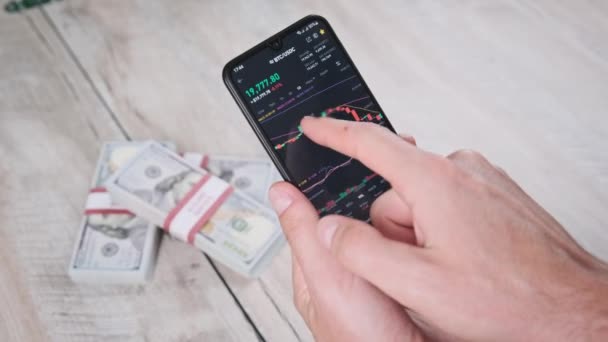 Crypto Trading Dans Smartphone Homme Affaires Vérifiant Crypto Tableau Des — Video