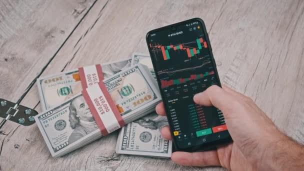 Трейдер Анализирует Цены Криптовалюту Эфириума Экране Смартфона Над Таблицей Долларами — стоковое видео