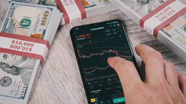 Trader Controllo Criptovaluta Prezzo Sullo Schermo Dello Smartphone Crypto Trading — Video Stock