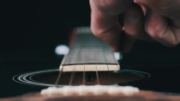 Strings Metálicos Vibração Uma Guitarra Acústica Câmera Lenta Movimento Lento — Vídeo de Stock