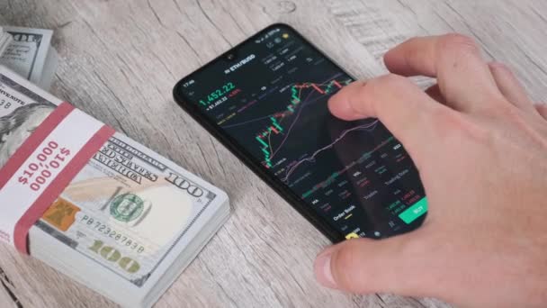 Trader Analyseert Ethereum Cryptogeld Prijzen Een Smartphone Scherm Tafel Met — Stockvideo