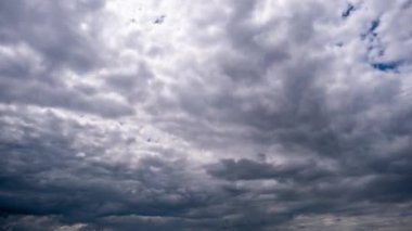 Gökyüzünde hareket eden dramatik fırtına bulutları, zaman ayarlı. Kara kümülüs bulutları bulut uzayında şekillerini değiştirir. Gökyüzü manzaralı. Dramatik atmosfer geçmişi, zaman atlaması. Hava değişikliği. Doğa. 4K