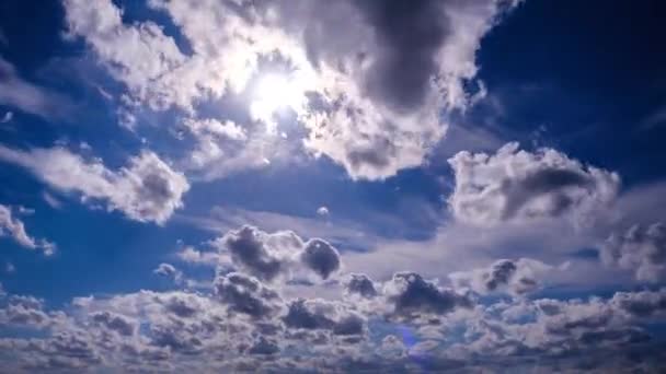 Včasná Záplava Načechraných Mraků Pohybujících Pod Sluncem Modré Obloze Pozadí — Stock video