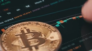 İşadamı şifreli paralarla birlikte dijital borsada kripto fiyat tablosunu kontrol ediyor. BTC fiyatı. Şifreli akıllı telefon ticareti. Kripto para ticareti. Çevrimiçi piyasa, değişim grafiği, Bitcoin