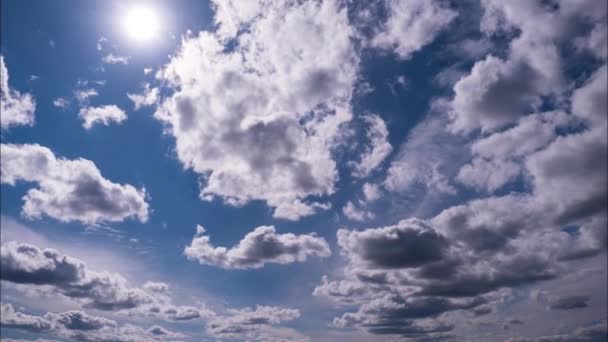 Timelapse Nubes Esponjosas Moviéndose Bajo Sol Cielo Azul Fondo Espacio — Vídeos de Stock