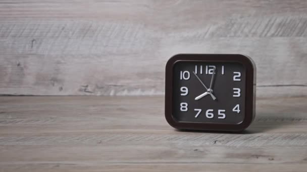 Reloj Puntero Mesa Madera Muestra Tiempo Oclock Reloj Flecha Marrón — Vídeo de stock