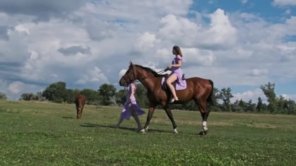 Молодые Сёстры Близнецы Идут Верхом Лошади Зеленому Полю Сельской Местности — стоковое видео