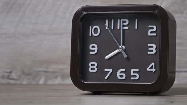 Reloj Puntero Mesa Madera Muestra Tiempo Oclock Reloj Flecha Marrón — Vídeo de stock