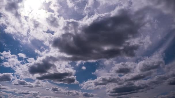Timelapse Van Pluizige Wolken Die Onder Zon Aan Blauwe Hemel — Stockvideo