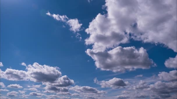 积雨云在蓝天中移动的时间 夏日多云的空间 乌云密布 云彩变幻 大气背景 时间流逝 天气的变化 天空云彩 复制空间 — 图库视频影像