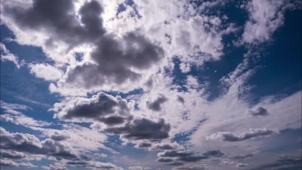 Timelapse Van Pluizige Wolken Die Onder Zon Aan Blauwe Hemel — Stockvideo