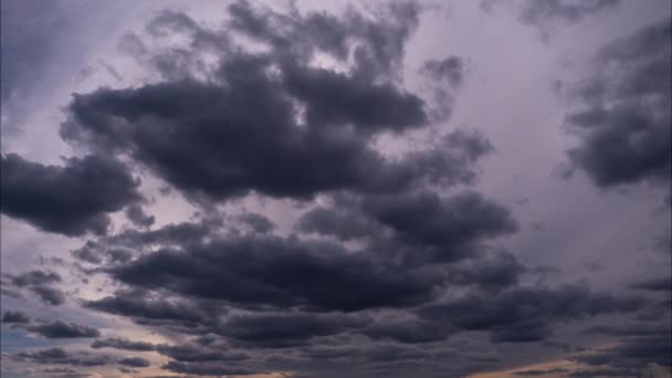 Timelapse Από Πυκνά Σύννεφα Που Κινούνται Στον Γαλάζιο Ουρανό Καλοκαίρι — Αρχείο Βίντεο