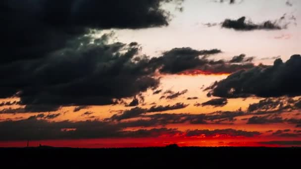 Timelapse Σύννεφα Μετά Ηλιοβασίλεμα Κινείται Πορτοκαλί Πολύχρωμο Ουρανό Ζωντανό Χρυσοκίτρινο — Αρχείο Βίντεο