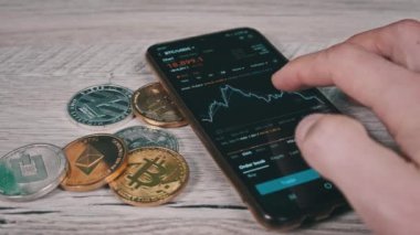 Şifreli akıllı telefon ticareti. İşadamı şifreli paralarla birlikte dijital borsada kripto fiyat tablosunu kontrol ediyor. BTC fiyatı. Kripto para ticareti. Çevrimiçi piyasa, değişim grafiği, Bitcoin