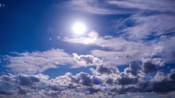 Timelapse Nubes Esponjosas Moviéndose Bajo Sol Cielo Azul Fondo Espacio — Vídeo de stock