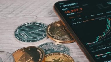 İşadamı şifreli paralarla birlikte dijital borsada kripto fiyat tablosunu kontrol ediyor. BTC fiyatı. Şifreli akıllı telefon ticareti. Kripto para ticareti. Çevrimiçi piyasa, değişim grafiği, Bitcoin