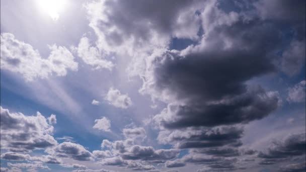 青空の下で太陽の下で動くふわふわの雲のタイムラプス クラウドスペースの背景 素晴らしい天国での積雲の時間経過 風光明媚な雰囲気の背景 天候の変化 — ストック動画
