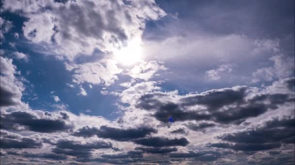 Timelapse Nubes Esponjosas Moviéndose Bajo Sol Cielo Azul Fondo Espacio — Vídeo de stock