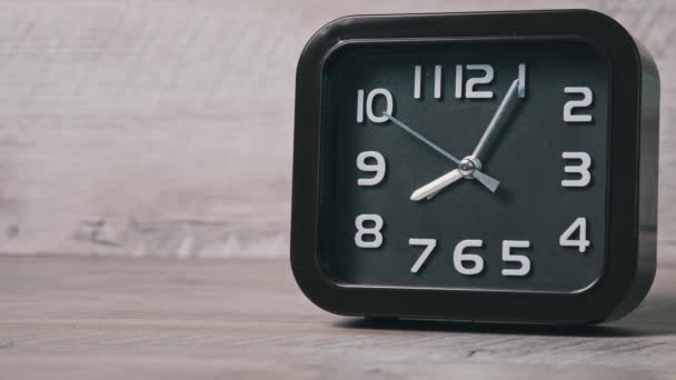 Relógio Ponteiro Mesa Madeira Mostra Tempo Oclock Seta Relógio Marrom — Vídeo de Stock