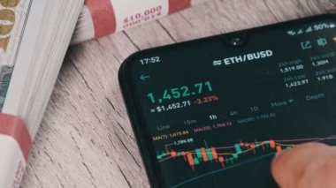 Şifreli akıllı telefon ticareti. İşadamı, dijital borsada dolar ile şifreli fiyat tablosunu kontrol ediyor. Eth fiyatı. Kripto para ticareti. Çevrimiçi piyasa, değişim grafiği, Ethereum