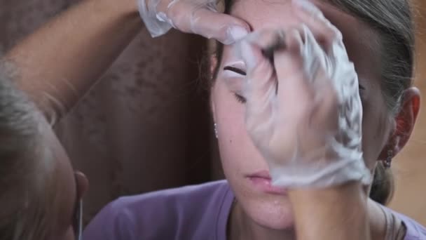Building Shape Eyebrows Beauty Salon Eyebrow Master Dyes Them Young — Vídeos de Stock