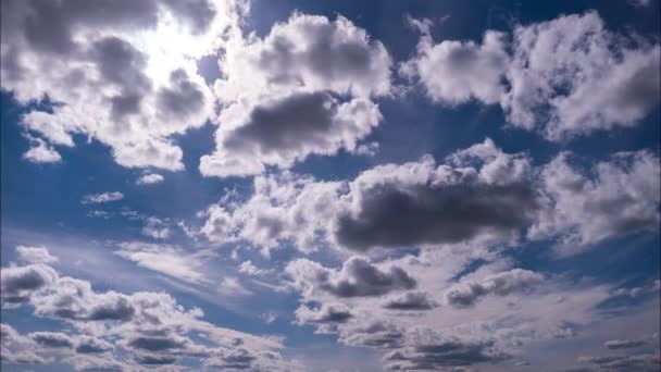 在蓝天的太阳下飞舞的蓬松的云彩的时间过去了 云彩背景 在令人敬畏的天空中积云的时间流逝 场景氛围背景 天气的变化 大自然 — 图库视频影像