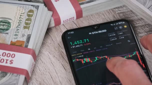 Trader Αναλύει Ethereum Τιμές Cryptocurrency Μια Οθόνη Smartphone Στο Τραπέζι — Αρχείο Βίντεο