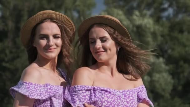 Portrait Two Young Twin Girls Identical Summer Dresses Straw Hats — Video