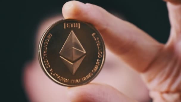 Main Masculine Montre Une Pièce Crypto Eth Caméra Ethereum Coin — Video