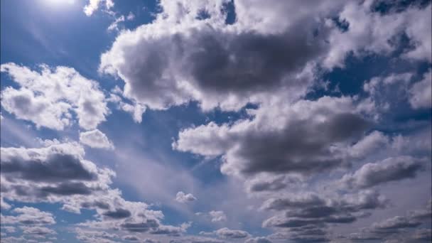 Kümülüs Bulutlarının Mavi Gökyüzünde Hareket Etme Zamanı Karanlık Aydınlık Bulutların — Stok video
