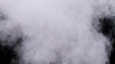 Gerçek patlama buharı ya da duman bulutları ağır çekimde yükselir, kompozit ve video düzenleme için kullanılır. Özel efekt, doku. Siyah arka planda duman bulutu var. Buharın soyut parçacıkları
