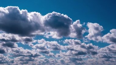 Kümülüs bulutlarının mavi gökyüzünde hareket etme zamanı. Karanlık ve aydınlık bulutların şekil değiştirdiği yaz bulutlu bir yer. Atmosfer arkaplanı, zaman atlaması. Hava değişikliği. Doğa, Gökyüzü bulutları, boşluğu kopyalayın
