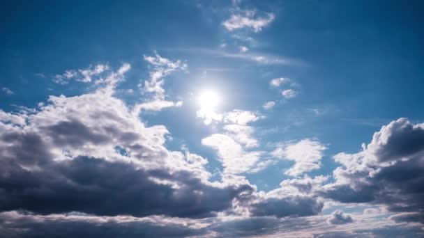 雲が青空に太陽の下で 時間の経過を移動します クラウドスペースの背景 素晴らしい天国での積雲のタイムラプス 風光明媚な雰囲気の背景 天候の変化 — ストック動画