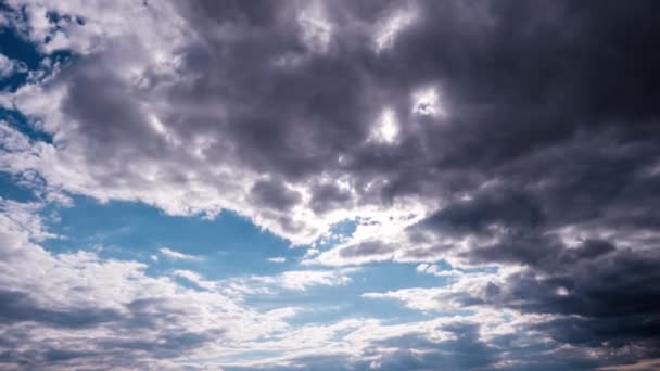 雲が青空に太陽の下で 時間の経過を移動します クラウドスペースの背景 素晴らしい天国での積雲のタイムラプス 風光明媚な雰囲気の背景 天候の変化 — ストック動画