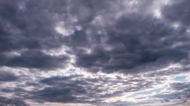 Mavi gökyüzünde, güneşin altında hareket eden bulutlar, hızlandırılmış zaman. Bulut uzayı arka planı. Muhteşem cennette kümülüs bulutlarının zamanı. Manzaralı atmosfer. Hava değişikliği. Doğa. 4K
