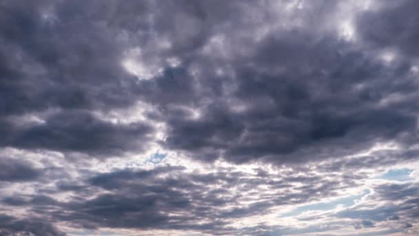 Σύννεφα Που Κινούνται Κάτω Από Τον Ήλιο Στον Γαλάζιο Ουρανό — Αρχείο Βίντεο