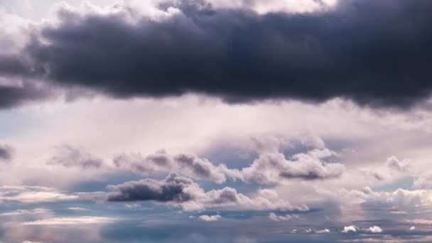 积雨云在蓝天中移动的时间 大自然 天空云彩 复制空间 夏日多云的空间 乌云密布 云彩变幻 大气背景 时间流逝 天气的变化 — 图库视频影像