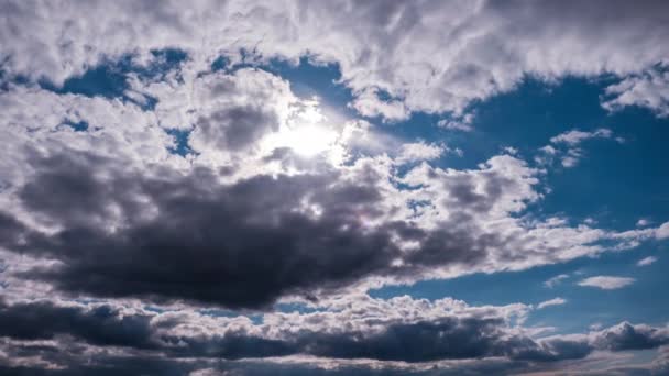 Wolken Bewegen Onder Zon Aan Blauwe Hemel Time Lapse Cloud — Stockvideo