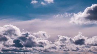 Kümülüs bulutlarının mavi gökyüzünde hareket etme zamanı. Karanlık ve aydınlık bulutların şekil değiştirdiği yaz bulutlu bir yer. Atmosfer arkaplanı, zaman atlaması. Hava değişikliği. Doğa, Gökyüzü bulutları, boşluğu kopyalayın