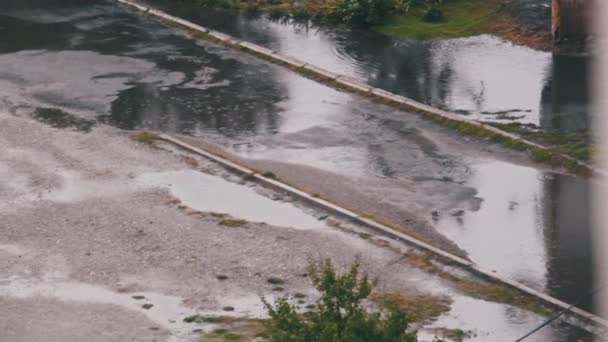 Regentropfen Fallen Zeitlupe Auf Matschige Pfützen Auf Einer Herbstlichen Straße — Stockvideo