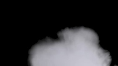 Alfa Kanalı 'yla duman veya buhar patlaması. Şeffaf arkaplanda gerçekçi bulutlar yükselir. Ağır çekim. Özel efekt, doku, kompozit ve video montajında kullanım. Duman atmosfer sisi örtüsü