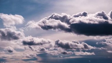 Kümülüs bulutlarının mavi gökyüzünde hareket etme zamanı. Doğa, Gökyüzü bulutları, kopyalama alanı. Karanlık ve aydınlık bulutların şekil değiştirdiği yaz bulutlu bir yer. Atmosfer arkaplanı, zaman atlaması. Hava değişikliği.