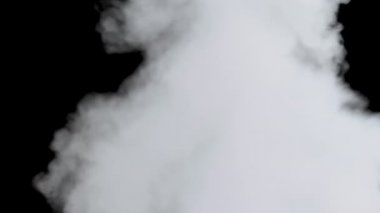 Alfa Kanalı 'yla duman veya buhar patlaması. Şeffaf arkaplanda gerçekçi bulutlar yükselir. Ağır çekim. Özel efekt, doku, kompozit ve video montajında kullanım. Duman atmosfer sisi örtüsü